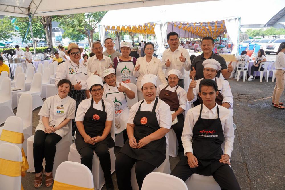 บรรดาเชฟดังจากร้านอาหารต่างๆที่มาร่วมการแข่งขันการปรุงอาหารสำเร็จรูปถ่ายภาพร่วมกัน.