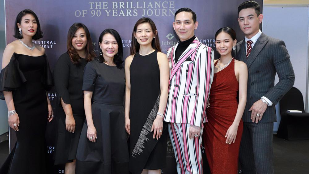 เก้าสิบปี - อัญรัตน์ พรประกฤต จัดงานฉลอง 90 ปี ยูบิลลี่ ไดมอนด์ โชว์เพชรทรง Cushion Cut มีความพิเศษถึง 90 เหลี่ยม พร้อมเปิดตัวคอลเลกชันใหม่ล่าสุด โดยมี นงลักษณ์ จิตต์เจนการ, พิมพ์นารี ณ นคร และ วรัทยา นิลคูหา มาร่วมงานด้วย ที่เซ็นทรัล เฟสติวัล ภูเก็ต วันก่อน.