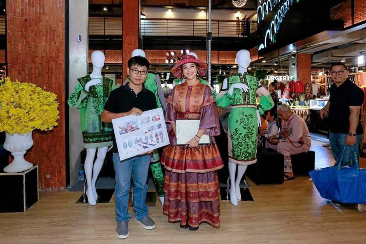 น.ส.แพรี่ พาย กรรมการตัดสินเยาวชนออกแบบชุดร่วมสมัยจากผ้าไทย กับ นายปรรณกร แก้วรากมุก จาก ม.ขอนแก่น ผู้ชนะออกแบบ.