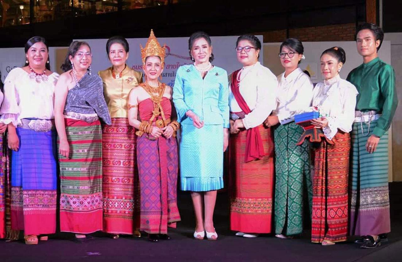 นางอาภัสรา หงสกุล อดีตนางงามจักรวาล ถ่ายภาพกับคณะกรรมการผู้ก่อตั้ง ชมรมสานใจสายใยผ้าซิ่น เพื่ออนุรักษ์ผ้าทอไทย.