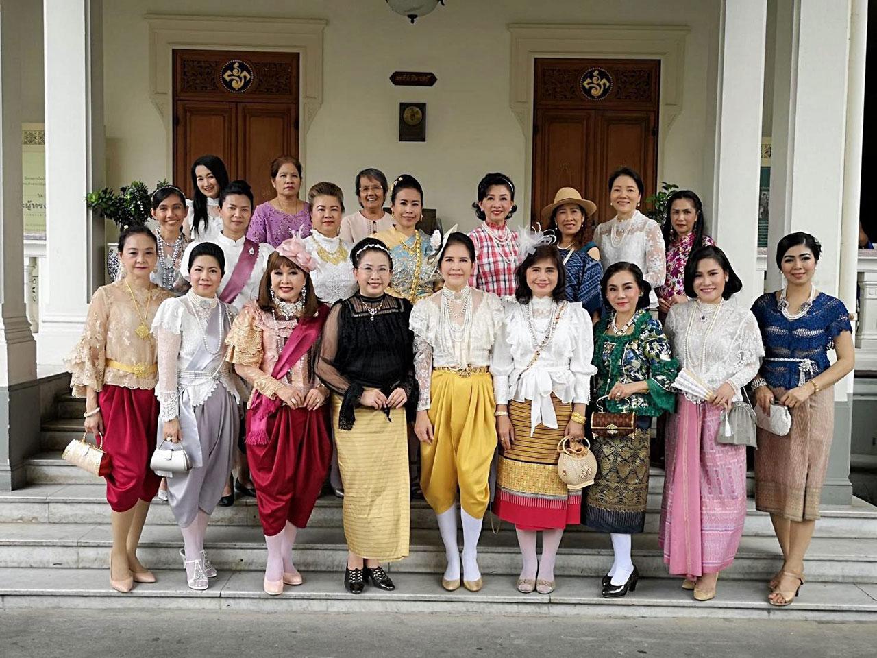 น.ส.ณญาดา อมตวณิชย์ ประธานชมรมสานใจสายใยผ้าซิ่น พร้อมด้วยคณะกรรมการ จัดทริปนำสมาชิกแต่งชุดไทยเที่ยวชมพระราชวังพญาไท เพื่อส่งเสริมการแต่งกายชุดไทยสมัยต่างๆ และแต่งกายด้วยผ้าไทยท่องเที่ยวเชิงวัฒนธรรม.