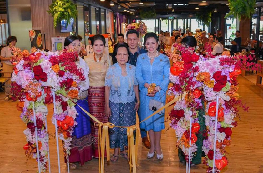 นางอาภัสรา หงสกุล อดีตนางงามจักรวาล และ นางสุวะลัย อมตวณิชย์ ที่ปรึกษาชมรมฯ ร่วมเปิดงาน “ตลาดนัดสานใจ ครั้งที่ 5” ที่เดอะสตรีท รัชดา.
