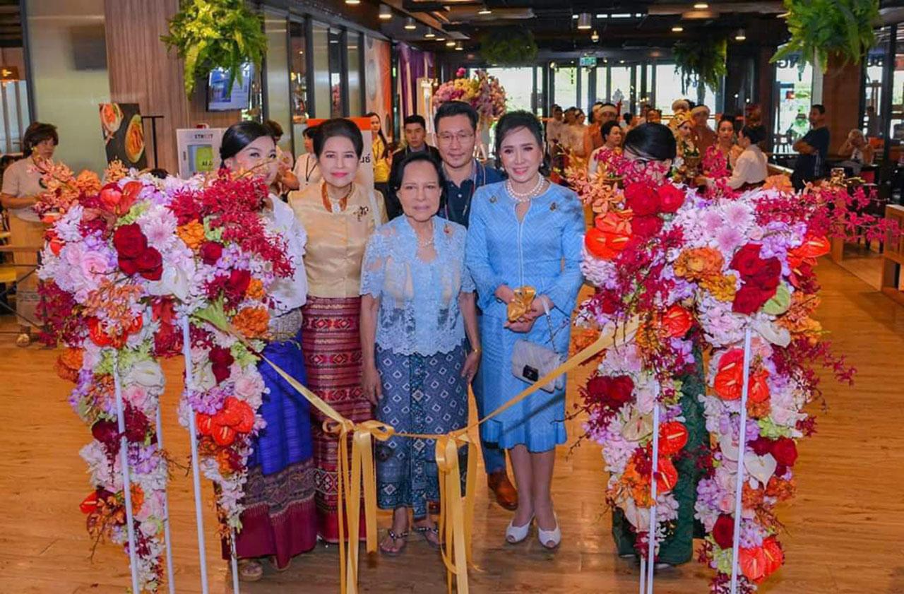 นางอาภัสรา หงสกุล อดีตนางงามจักรวาล และ นางสุวะลัย อมตวณิชย์ ที่ปรึกษาชมรมฯ ร่วมเปิดงาน “ตลาดนัดสานใจ ครั้งที่ 5” ที่เดอะสตรีท รัชดา.
