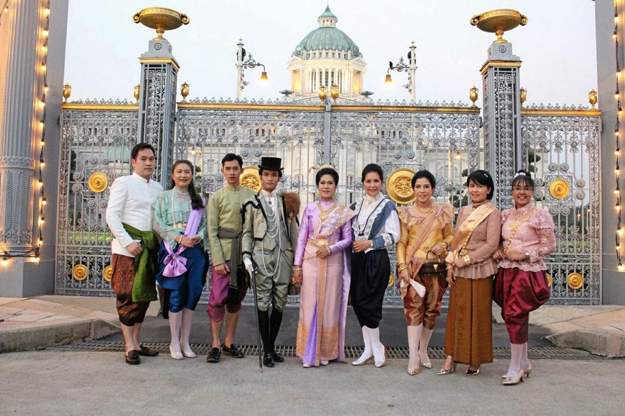 สมาชิกชมรมสานใจสายใยผ้าซิ่น ทั้งชายและหญิงแต่งกายด้วยชุดไทยไปร่วมงาน “อุ่นไอรัก ครั้งที่ 2” ด้วยความภาคภูมิใจ.