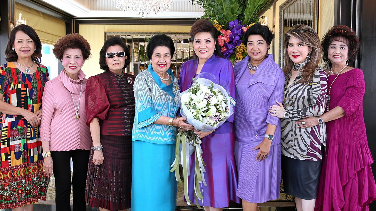 ปลื้มมาก คุณหญิงโรส บริบาลบุรีภัณฑ์ มอบช่อดอกไม้แสดงความยินดีแก่ ดร.ลัดดา วิศวผลบุญ ในโอกาสจบปริญญาเอก ม.กรุงเทพธนบุรี โดยมี รัญชา บริบาลบุรีภัณฑ์, รมณีย์ เธียรประสิทธิ์ และ ลัดดาวัลย์ แสงไพบูลย์ มาร่วมงานด้วย ที่โรงแรมแมนดาริน โอเรียนเต็ล วันก่อน.