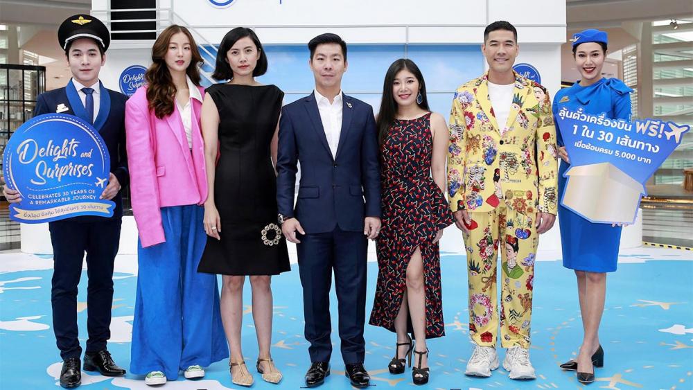 ช็อปเพลิน - อภิเชษฐ์ ศรีวัฒนประภา เปิดแคมเปญ “Delights and Surprises celebrate 30 years of remarkable journey ยิ่งช็อป ยิ่งคุ้ม ได้ลุ้นบินฟรี 30 เส้นทาง” ในโอกาสก้าวสู่ปีที่ 30 คิง เพาเวอร์ โดยมี วุฒิธร มิลินทจินดา มาร่วมงานด้วย ที่คิง เพาเวอร์ รางน้ำ วันก่อน.