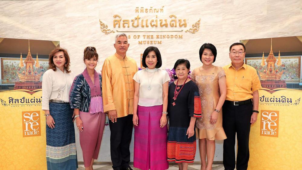 มีคุณค่า - บุษยา สถิรพิพัฒน์กุล จัดกิจกรรม “ศิลป์แผ่นดิน” เพื่อเชิญชวนคนไทยร่วมสืบสานมรดกทางศิลปวัฒนธรรมงานหัตถศิลป์ชั้นสูงของช่างฝีมือคนไทย โดยมี ศ.พญ.ท่านผู้หญิงเพ็ญศรี ภู่ตระกูล และ เผ่าทอง ทองเจือ มาร่วมงานด้วย ที่พิพิธภัณฑ์ศิลป์แผ่นดิน จ.อยุธยา วันก่อน.