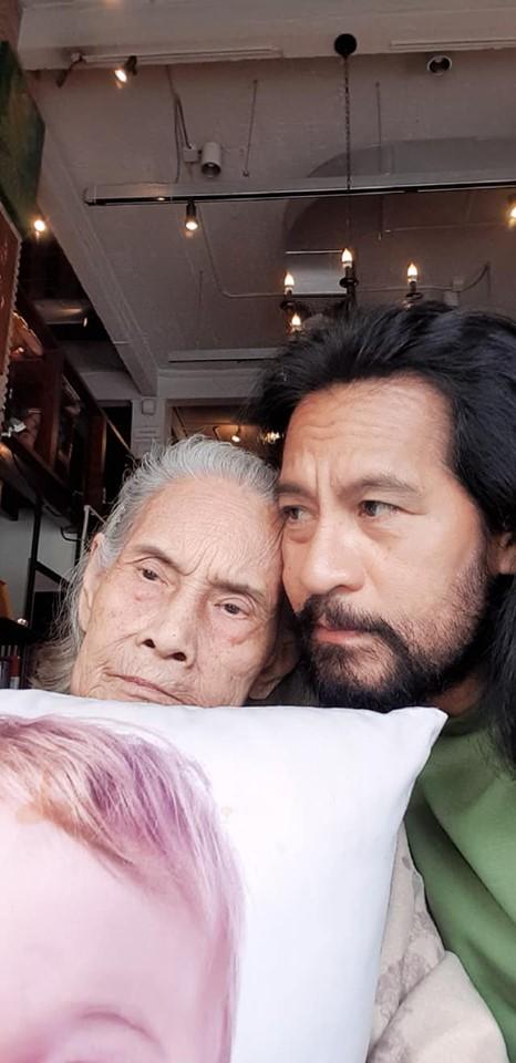 บิณฑ์และคุณแม่ ขอบคุณภาพจากแฟนเพจ บิณฑ์ บรรลือฤทธิ์