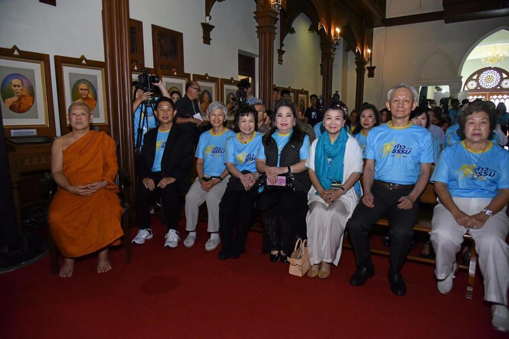 พระครูปริตรโกศล ผช.เจ้าอาวาสวัดบวรนิเวศวิหาร พร้อมด้วย นางลาวัลย์ กันชาติ ประธานบ.เจ เอส แอล โกลบอล มีเดีย จำกัด และคณะกรรมการจัดงาน ร่วมฟังการแถลงข่าวกิจกรรม.