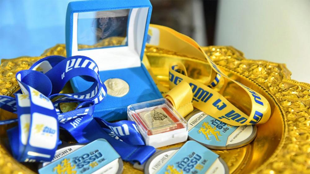 เหรียญรางวัลของที่ระลึกจากผู้สนับสนุน และพระรูปเหมือน สมเด็จพระญาณสังวร สมเด็จพระสังฆราชฯ สำหรับผู้สมัคร วีไอพี.