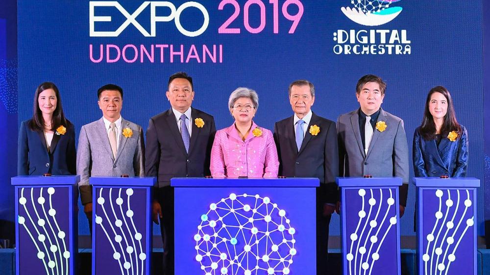 การเงิน - รื่นวดี สุวรรณมงคล เลขาธิการ ก.ล.ต. เปิดงานมหกรรมการเงิน Money Expo Udonthani 2019 ให้แก่ สันติ วิริยะรังสฤษฎ์ โดยมี นิรัตน์ พงษ์สิทธิถาวร, กีรติ โกสีย์เจริญ, กิตติกร ทีฆธนานนท์ และ ภริตา–ภาคนี วิริยะรังสฤษฎ์ มาร่วมงานด้วย ที่เซ็นทรัลพลาซา อุดรธานี วันก่อน.