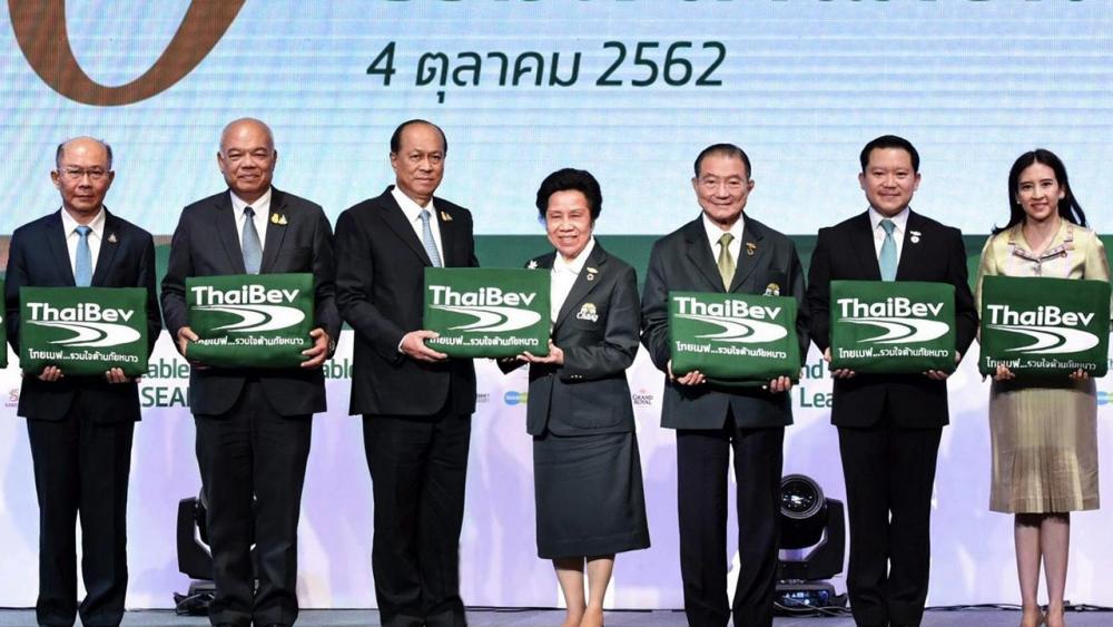 สองแสนผืน - พล.อ.อนุพงษ์ เผ่าจินดา รมว.มหาดไทย รับมอบผ้าห่มจำนวน 2 แสนผืน ในโครงการ “ไทยเบฟ...รวมใจต้านภัยหนาว” จาก เจริญ–คุณหญิงวรรณา สิริวัฒนภักดี โดยมี ฉัตรชัย พรหมเลิศ และ ฐาปน–ปภัชญา สิริวัฒนภักดี มาร่วมในพิธีด้วย ที่ รร.ดิ แอทธินี โฮเทล วันก่อน.