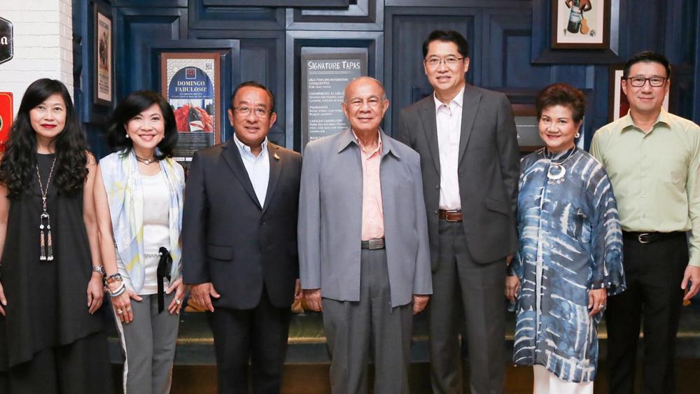 ปธพ.รุ่น 3 สังสรรค์ - สุพัตรา จิราธิวัฒน์ จัดงานเลี้ยงสังสรรค์กลุ่มหลักสูตร ปธพ.รุ่นที่ 3 โดยมี พล.อ.จรัล กุลละวณิชย์, พล.อ.นพ.ไตรโรจน์ ครุธเวโช, องอาจ คล้ามไพบูลย์, จุไรรัตน์ ปันยารชุน และ ทิพย์วรรณ วีระภุชงค์ มาร่วมงานด้วย ที่โรงแรมเซ็นทาราแกรนด์ เซ็นทรัลเวิลด์ วันก่อน.