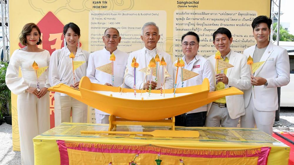 กินเจ - สุวัจน์ ลิปตพัลลภ และ ดร.พัลลภ สิงหเสนี เปิดงาน “เทศกาลกินเจ ณ หัวหิน 71” คอนเซปต์เปลี่ยนการกินเจ ไม่ให้จำเจอีกต่อไป โดยมี นพพร บุญลาโภ, อิสระ วงศ์รุ่ง, พราวพุธ ลิปตพัลลภ และ ฝนทิพย์ วัชรตระกูล มาร่วมงานด้วย ที่หัวหิน บีช คลับ จ.ประจวบคีรีขันธ์ วันก่อน.