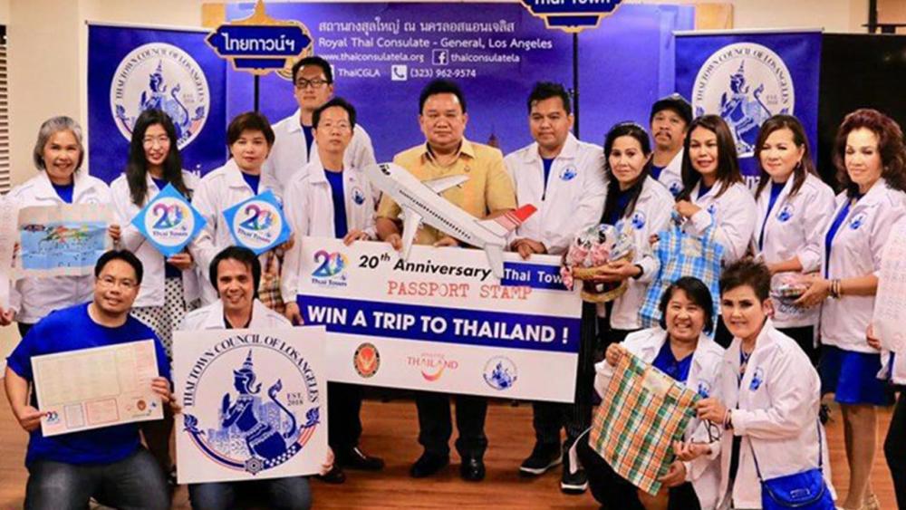 แถลงข่าว - มังกร ประทุมแก้ว กสญ.ณ นครลอสแอนเจลิส สหรัฐฯ เป็นประธานในงานแถลงข่าว กิจกรรม “Thai Town Passport” เพื่อฉลองการก่อตั้ง “ไทยทาวน์ แอลเอ” มี ตัน พัฒนะ นายกสภาไทยทาวน์ ร่วมด้วย.