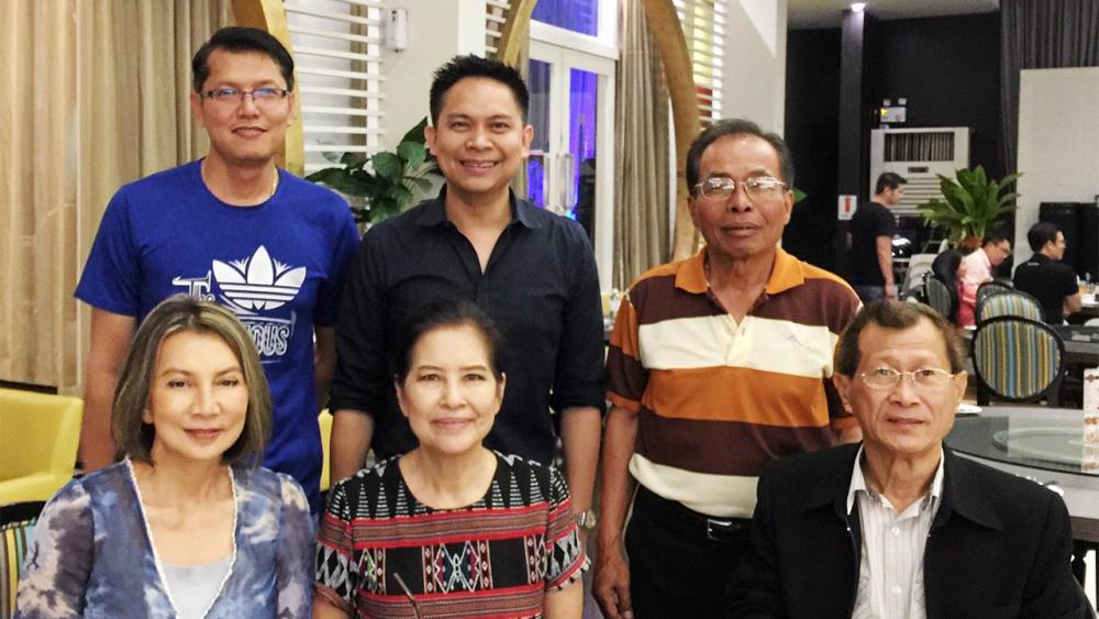 เลี้ยงรับ - ดำฤทธิ์ วิริยะกุล บก.ข่าวภูมิภาค เลี้ยงรับผู้สื่อข่าวจากต่างประเทศ มี ก้อง บุญพอ นาคเงินทอง (ออสเตรเลีย) ณญาดา อมตวณิชย์ (สหรัฐฯ) วรรษมน วัฒนวโรดม (แอฟริกาใต้) ที่ร้านที-เฮาส์ วิภาวดีฯ.