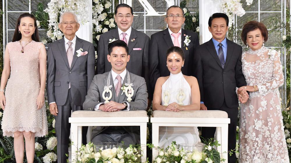คู่สวีท พล.อ.ม.จ.จุลเจิม ยุคล และ ศ.ดร.สุรเกียรติ์ เสถียรไทย เป็นประธานในพิธีหลั่งน้ำพระพุทธมนต์มงคลสมรสระหว่าง ศรีริต้า เจนเซ่น บุตรี ศรีรัช ศิริบรรจง กับ กรณ์ บุตร ดร.เกษม ณรงค์เดช โดยมี นวลพรรณ ล่ำซำ มาร่วมอวยพรด้วย ที่โรงแรมสยาม เคมปินสกี้ วันก่อน.