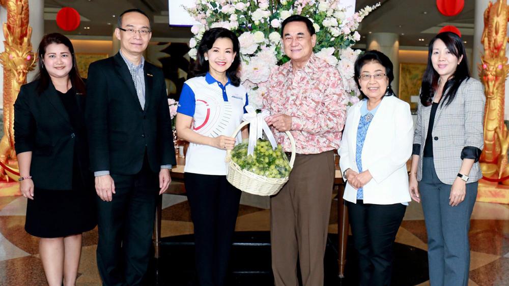 ดูแลดี ดร.อัศวิน อิงคะกุล ให้การต้อนรับ พญ.นลินี ไพบูลย์ ประธาน กก.กิฟฟารีน สกายไลน์ ยูนิตี้ ในโอกาสมาเปิดงาน “GIFFARINE Open House Empowering Your Success” โดยมี นุจรี วิบูลเชื้อ และ เทอดศักดิ์ ปวิธพาณิชย์ มาร่วมต้อนรับด้วย ที่โรงแรมมิราเคิล แกรนด์ วันก่อน.
