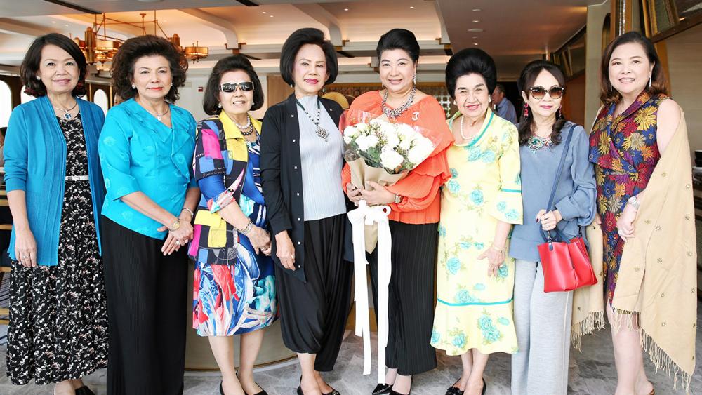 ภูมิใจ มาลินี สุขมงคล จัดงานเลี้ยงแสดงความยินดีแก่ รัญชา บริบาลบุรีภัณฑ์ ในโอกาสได้รับรางวัล สยามกินรี ในงานพ่อพระแห่งสยาม โดยมี คุณหญิงโรส บริบาลบุรีภัณฑ์, มยุรี เตยะราชกุล และ ยุพเยาว์ เพียรพานิชพร มาร่วมงานด้วย ที่โรงแรมแมนดาริน โอเรียนเต็ล วันก่อน.