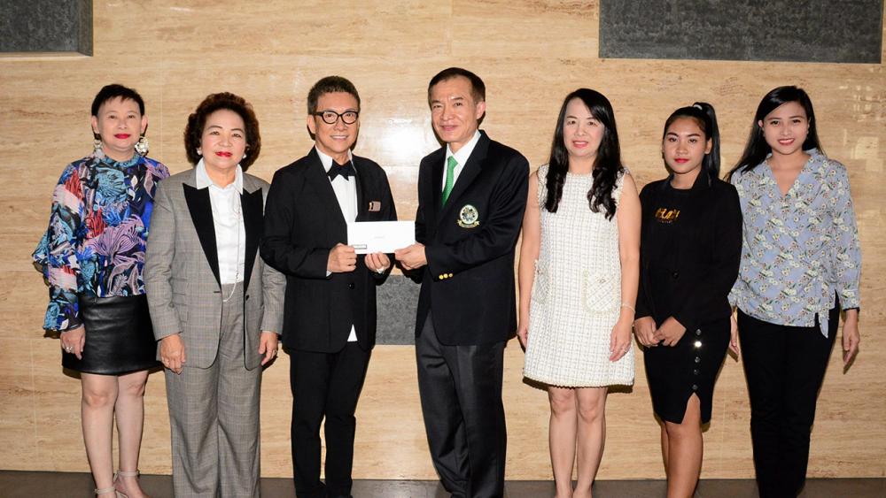 เพื่อการศึกษา สมศักดิ์ ชลาชล ประธานกรรมการบริษัทชลาชล มอบเงินจำนวน 100,000 บาท ให้แก่ สราวุธ วัชรพล เพื่อสมทบทุนมูลนิธิไทยรัฐ โดยมี วลีพร อิงค์ธเนศ, พรพรรณ พจนพริ้ง, ไพลิน ศิริพัฒน์ และ ศศิธร แย้มศิลา มาร่วมในพิธีด้วย ที่สำนักงาน นสพ.ไทยรัฐ วันก่อน.