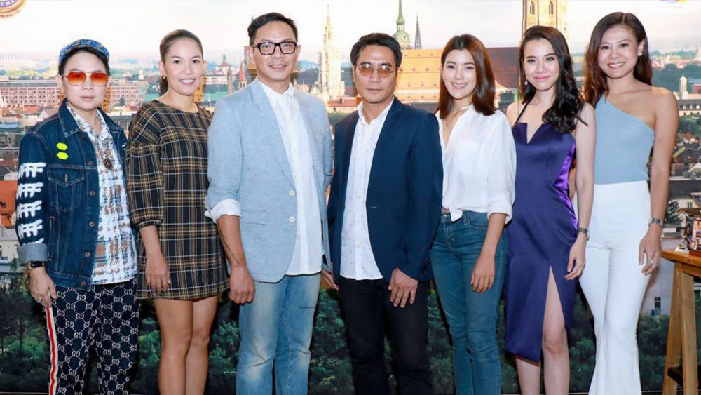 ดื่มเพลิน ภูเบศ คงสมบัติ และ ศุภอรรถ อ่อนละมัย เปิดตัว “พอลลาเนอร์ เฮเฟ–ไวสเบียร์ นอน แอลกอฮอลิค” เบียร์ปราศจากแอลกอฮอล์ โดยมี อภิภาวดี เครือโสภณ, ปุญญพัฒน์ ถนอมกุล, ชัญญ ธนเพ็ญชาติ และ นุชนาถ ระวีแสงสูรย์ มาร่วมงานด้วย ที่ร้านกู๊ด ธิงส์ แฮปเพ่น วันก่อน.