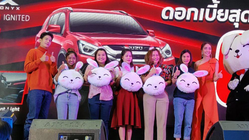 สนุกกันใหญ่ น้ำตาล พิจักขณา, เพื่อน คณิน มาร้องเพลงในงาน “ออลนิวอีซูซุดีแมคซ์อินฟินิตเวิลด์” พร้อมศิลปินเด็กจากเวที ไมค์ทองคำ น้องทิวเทน เจ้าของเพลงรถแห่รถยู้ ขวัญใจเด็กๆ มาสร้างสีสันภายในงาน ที่อิมพีเรียลเวิลด์ สำโรง วันก่อน.