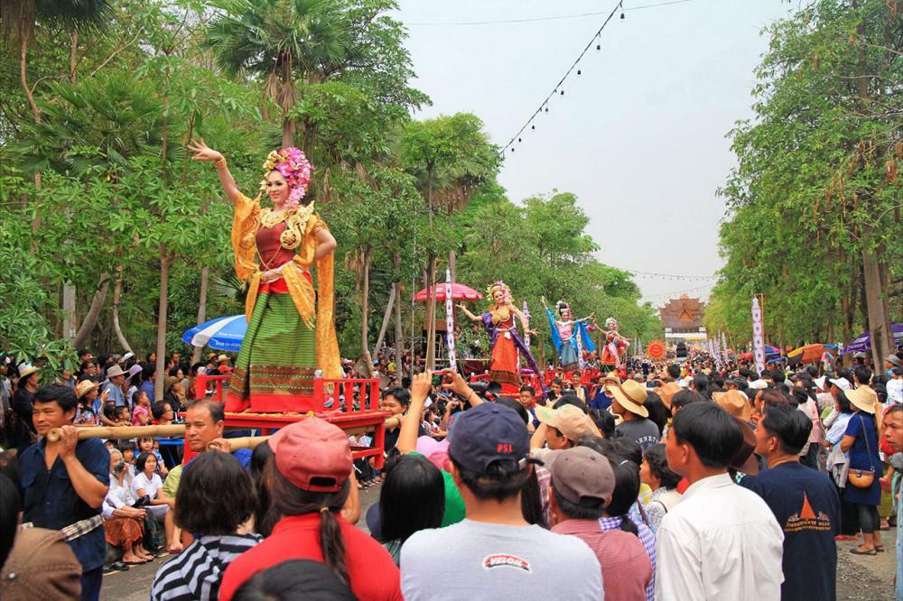 ขบวนหลัก การแสดงการร่ายรำทางศิลปวัฒนธรรมในขบวนแห่สักการะองค์พระธาตุช่อแฮ มีนักท่องเที่ยวมารอเฝ้าชมและเก็บภาพที่ระลึกเนืองแน่นทุกปี.