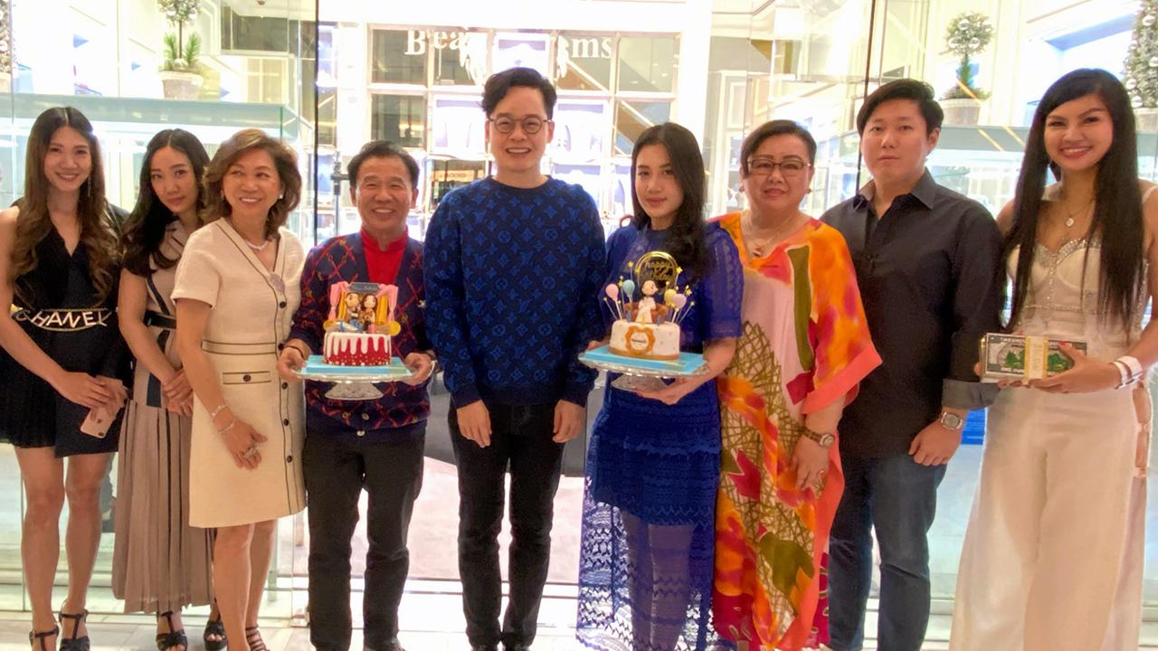 เบิร์ธเดย์ สุริยน ศรีอรทัยกุล, วิจิตรา ส่งทวีผล, อาภัสรา เตชะรัตนไชย, ดร.กันธิชา ฉิมศิริ, เอกภัทร พรประภา, วีรดา ส่งทวีผล และ วีรยา ส่งทวีผล มาร่วมอวยพรในงานวันเกิดของวิชัย ส่งทวีผล และ อรศศิพัชร์ ศิริวรรณพร ที่อาคารฮีลิกส์ ศูนย์การค้าดิ เอ็มควอเทียร์ วันก่อน.
