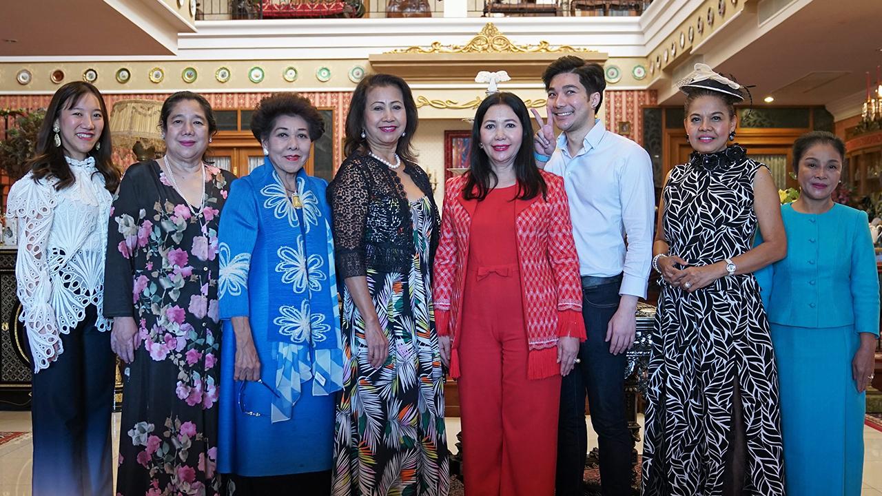 ดูของสวย ม.ล.ปุญยนุช เกษมสันต์ และ กษิดิศ ดุลยจินดา จัดงานเลี้ยงอำลาให้แก่ ไพลิน คำศิริ นักธุรกิจไทยก่อนจะกลับไปยังนครนิวยอร์ก พร้อมเข้าเยี่ยมชมพิพิธภัณฑ์ ชาโตว์ เดอลา พอร์ซเลน โดยมี เอื้อมเดือน มาลากุล และ วิไลวรรณ อุณสวัสดิ มาร่วมงานด้วย ที่ ถ.ประเสริฐมนูกิจ วันก่อน.