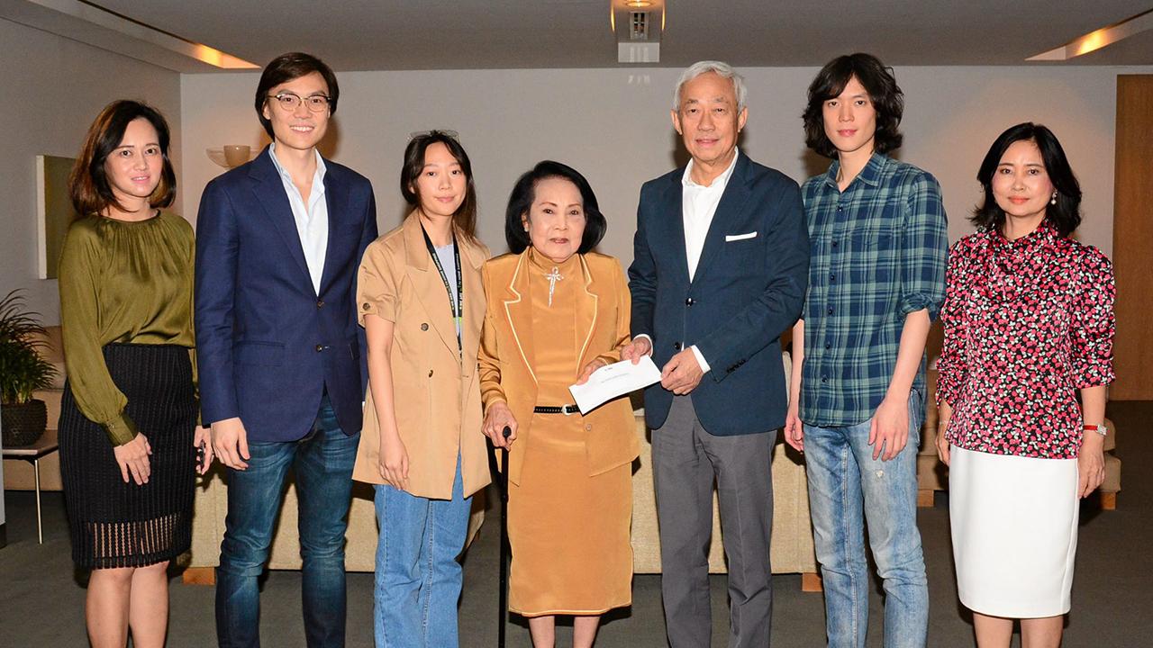 เพื่อการศึกษา ไพบูลย์ ดำรงชัยธรรม ปธ.กก.บ.จีเอ็มเอ็ม แกรมมี่ พร้อมลูกชายลูกสาว ฟ้าใหม่-ระฟ้า-ฟ้าฉาย มอบเงินจำนวน 200,000 บาท ให้แก่ คุณหญิงประณีตศิลป์ วัชรพล เพื่อสมทบทุนมูลนิธิไทยรัฐ โดยมี ประภาวดี ธานีรณานนท์ มาร่วมในพิธีด้วย ที่ สนง.นสพ.ไทยรัฐ วันก่อน.