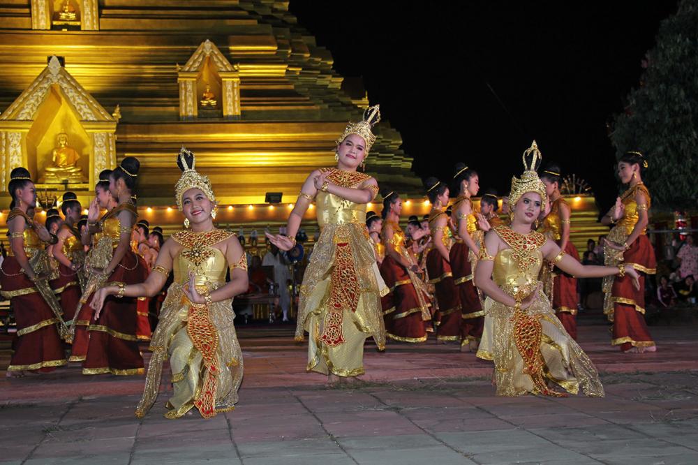 หญิงสาวสวมชุดระบำชากังราว พากันฟ้อนรำอย่างสวยสดงดงาม เป็นระบำที่ดัดแปลงมาจากหลักฐานที่ค้นพบทุกประการ.