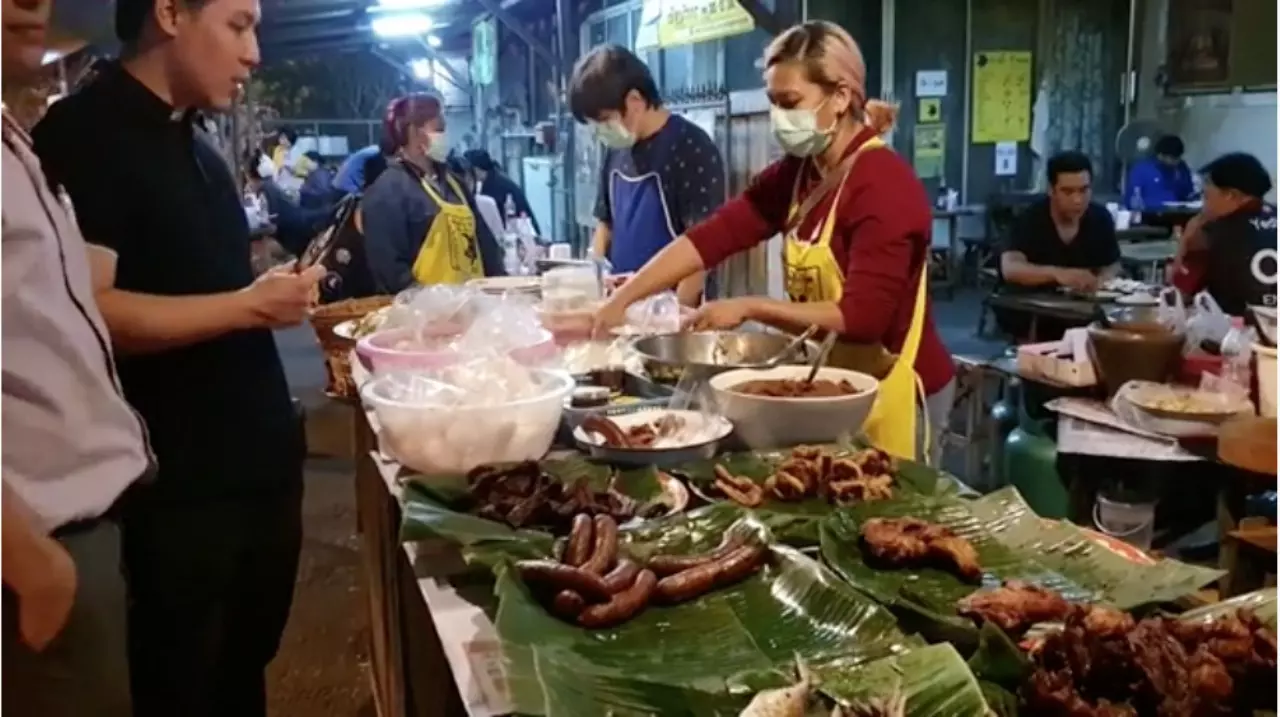 "ไก่ทอดเที่ยงคืน" ร้านดังเชียงใหม่ เปิดขายเวลาใหม่ 4 ทุ่มก็ซื้อกินได้แล้ว