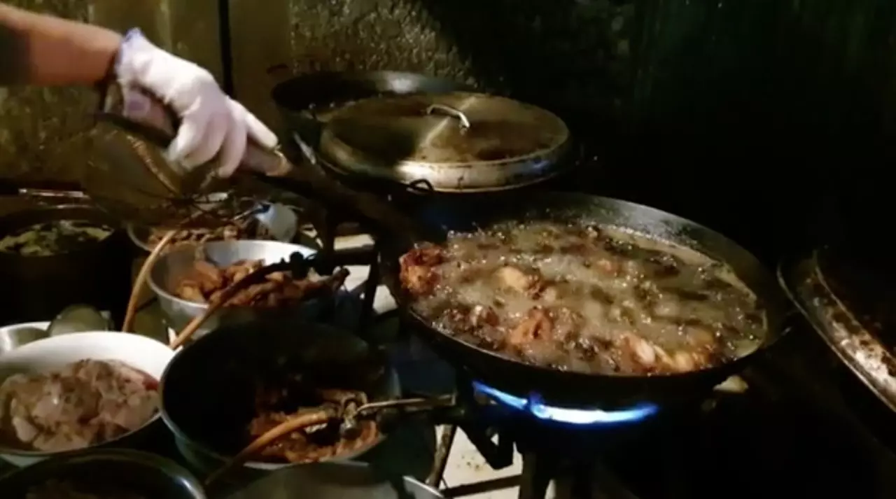 "ไก่ทอดเที่ยงคืน" ร้านดังเชียงใหม่ เปิดขายเวลาใหม่ 4 ทุ่มก็ซื้อกินได้แล้ว