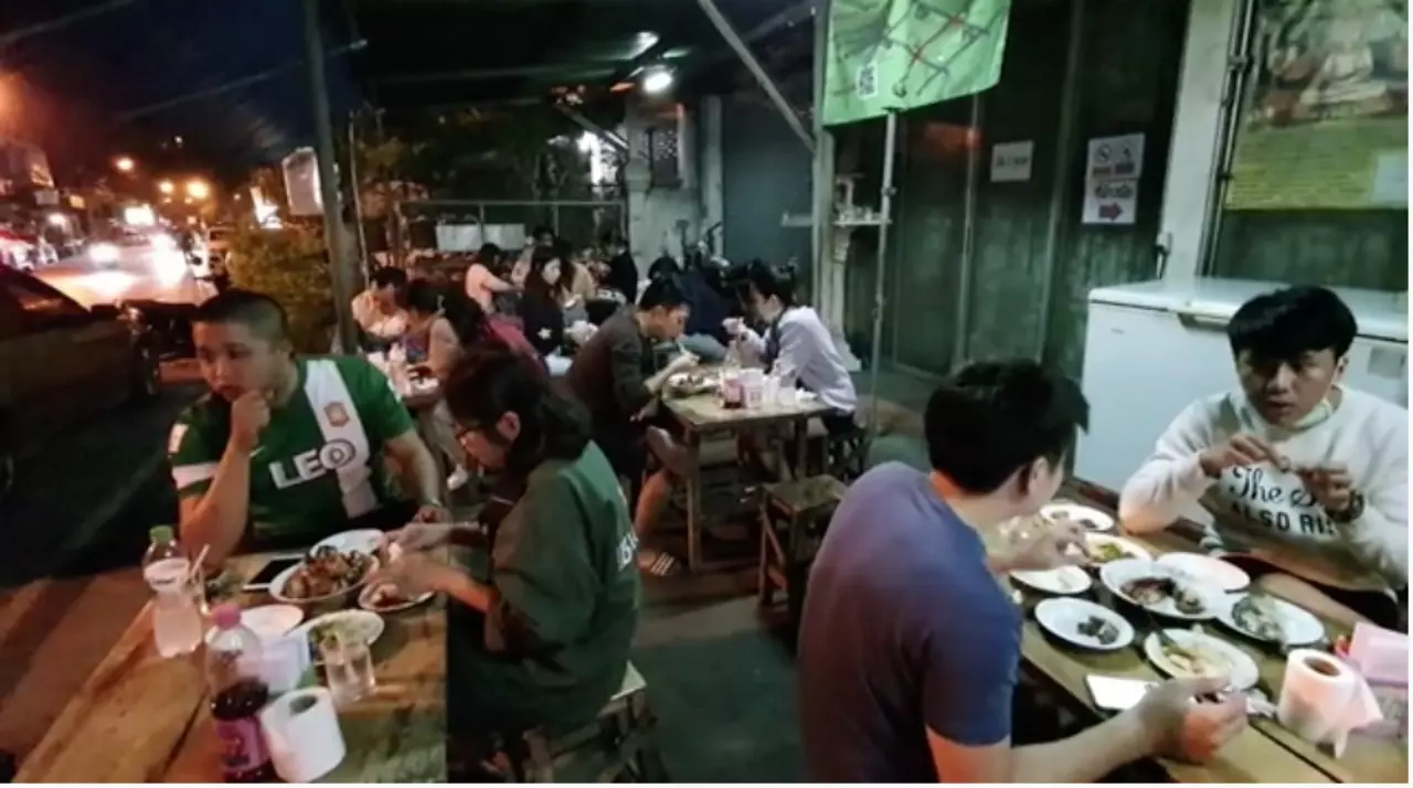 "ไก่ทอดเที่ยงคืน" ร้านดังเชียงใหม่ เปิดขายเวลาใหม่ 4 ทุ่มก็ซื้อกินได้แล้ว