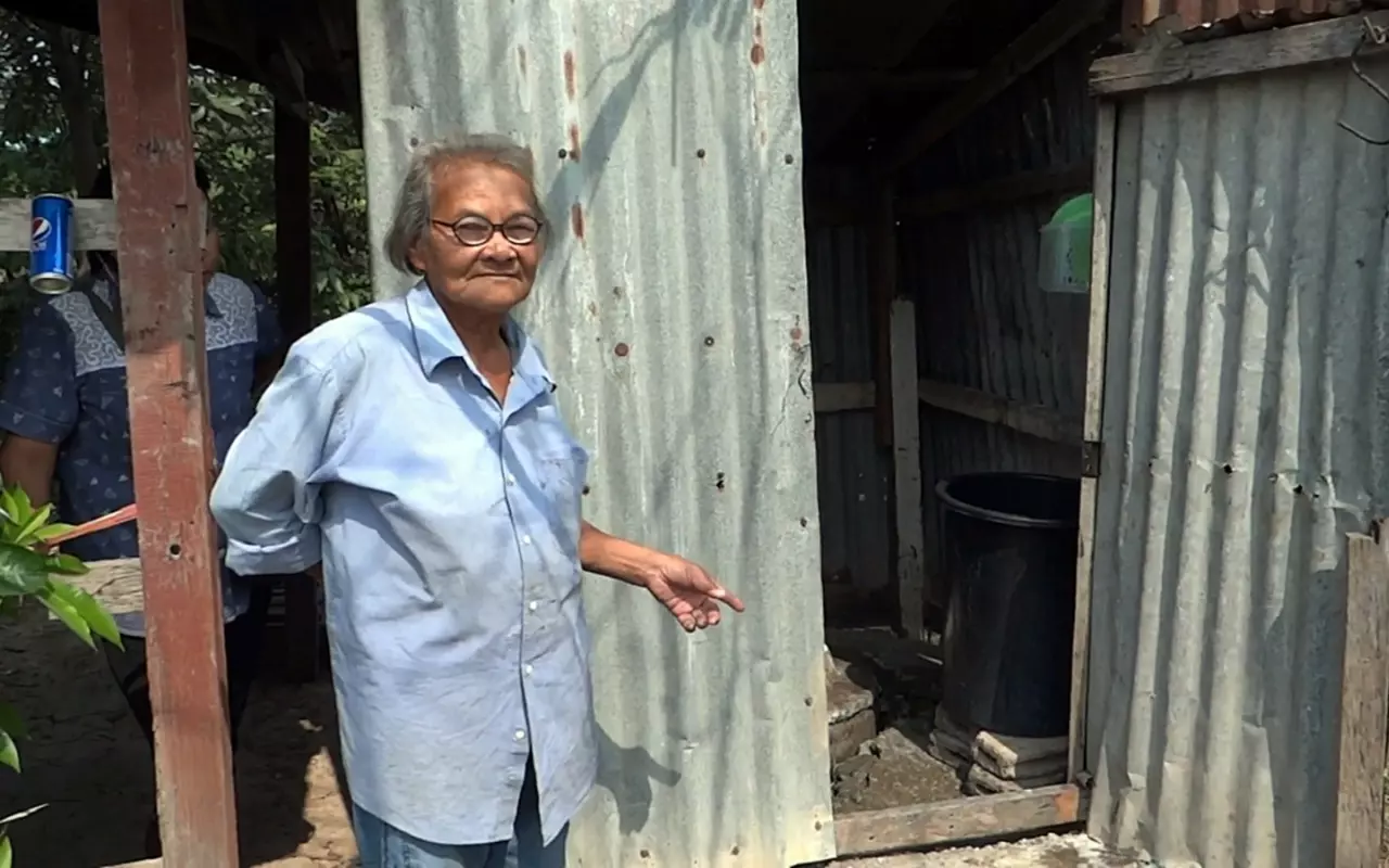 สงสารยายชุบ เนื้องอกเท้าซ้าย เข่าหลุด เร่ขายก๋วยจั๊บ เลี้ยงลูกป่วย