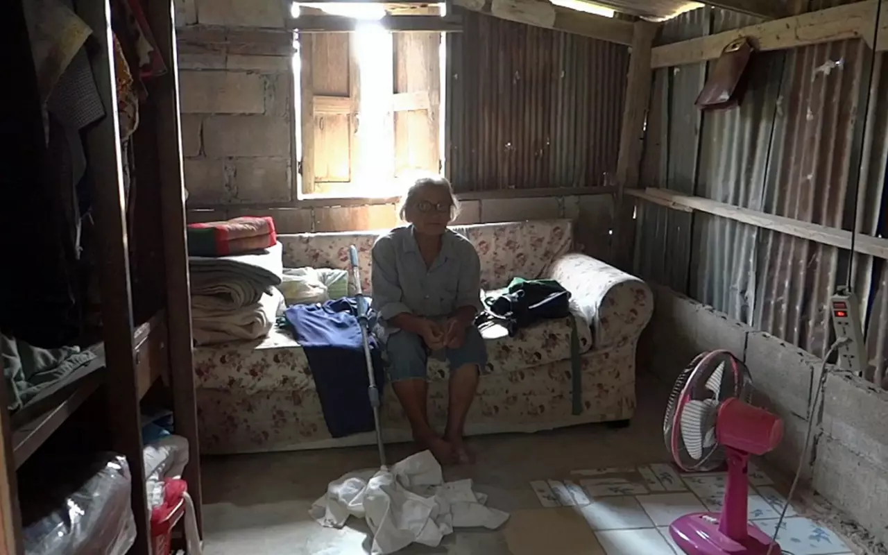 สงสารยายชุบ เนื้องอกเท้าซ้าย เข่าหลุด เร่ขายก๋วยจั๊บ เลี้ยงลูกป่วย