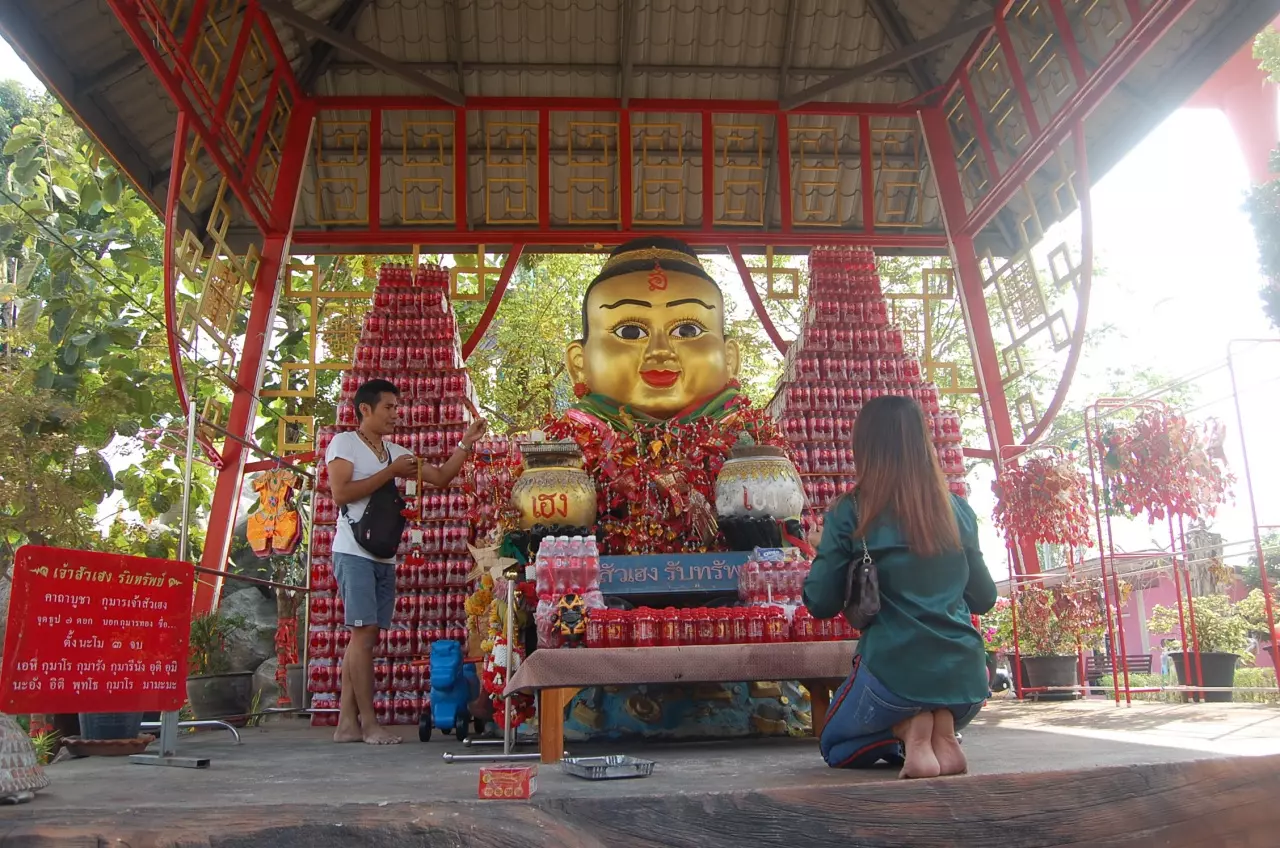 ล่ามภาษาจีนแก้บน กุมารเจ้าสัวเฮง หลังโชคดีถูกเลขท้าย หวังงวดนี้จะถูกอีก