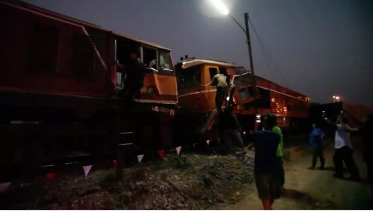 รถไฟชนกันที่ปากท่อเหตุระบบสับราง เจ็บรวมกว่า 20 ราย ขวางสายใต้ทั้งเส้น