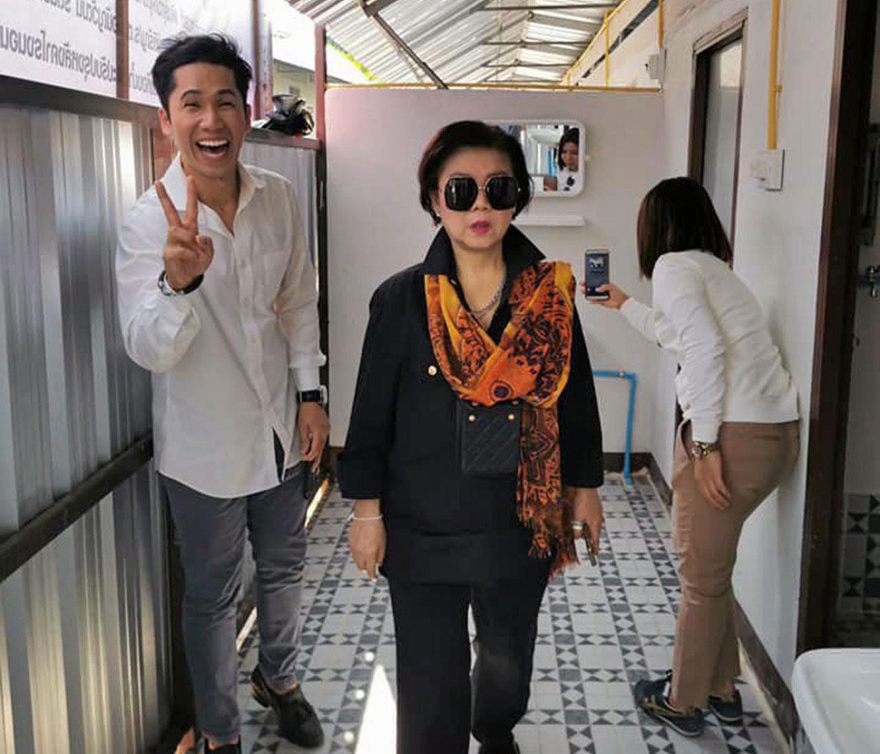 นางลาวัลย์ กันชาติ หัวแรงใหญ่ เดินสำรวจห้องน้ำด้วยรอยยิ้ม.