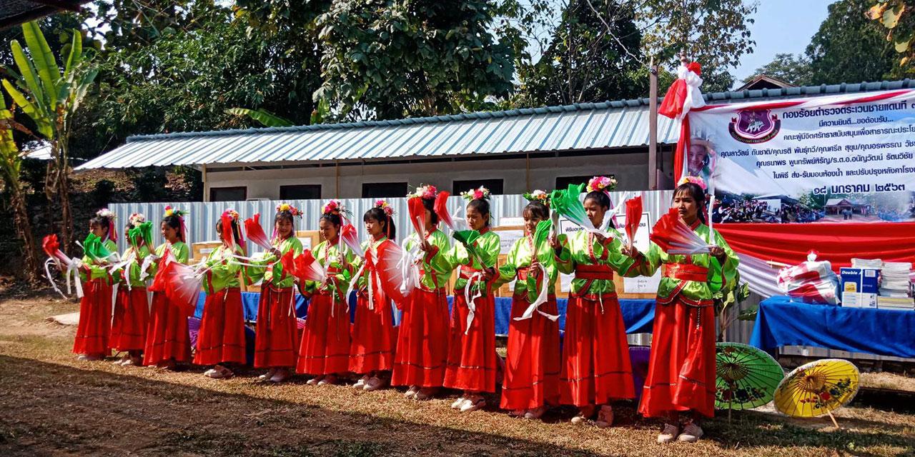 นักเรียนหญิงจัดชุดการแสดงพื้นเมืองมาแสดงต้อนรับคณะผู้ใหญ่ใจดีที่ไปร่วมมอบโรงนอนและ
ห้องน้ำใหม่ให้กับค่ายฝึกอบรมเยาวชน ตชด.327.