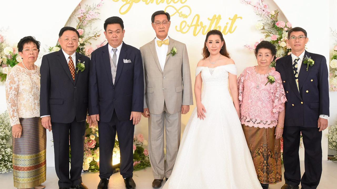 คู่สวีท - ม.ร.ว.ปรีดิยาธร เทวกุล อดีตรองนายกรัฐมนตรี เป็นประธานในงานวิวาห์ระหว่าง สุพรรณี บุตรี วัชราภรณ์ ภู่ระหงษ์ กับ อาทิตย์ บุตร สายัณห์–กุสุมา จันทร์วิภาสวงศ์ ท่ามกลางความปลื้มปีติของผู้มาร่วมอวยพร ที่วิทยาลัยป้องกันราชอาณาจักร ถนนวิภาวดีรังสิต วันก่อน.