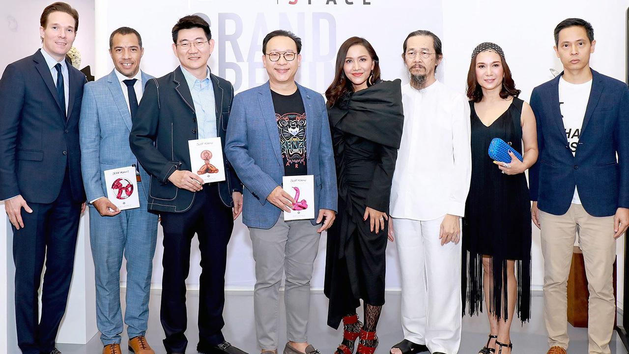 ครบวงจร - ชวนินทร์ บัณฑิตกฤษดา เปิด “JWD Art Space” ศูนย์รวมการให้บริการจัดเก็บงานศิลปะครบวงจรและเป็นพื้นที่สำหรับจัดนิทรรศการศิลปะในทุกรูปแบบ โดยมี ดร.เอกพงษ์ ตั้งศรีสงวน, ประสงค์ ลือเมือง และ ปุณณดา ปริเมธาชัย มาร่วมงานด้วย ที่ซอยจุฬาฯ 16 วันก่อน.