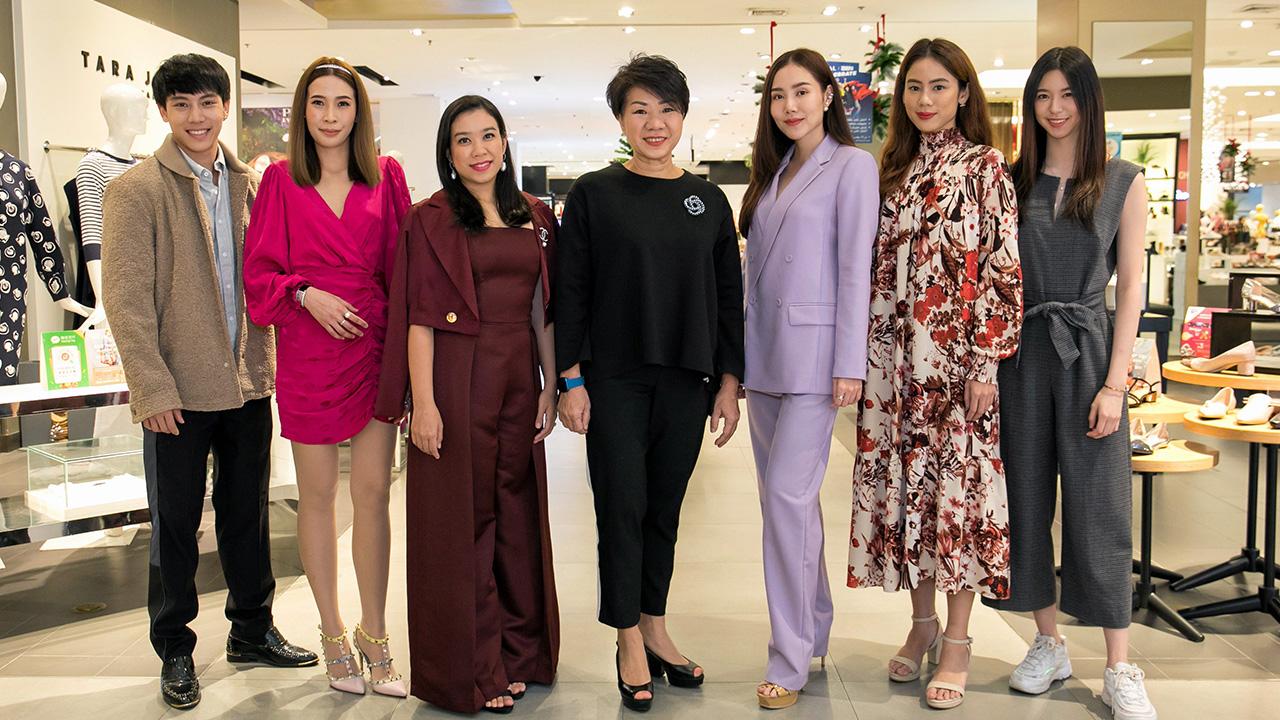 ช็อปเพลิน - ปิยวรรณ ลีละสมภพ เปิดแคมเปญ “CENTRAL MIDNIGHT SALE” งานเซลครั้งยิ่งใหญ่ส่งท้ายปี ลดสูงสุด 70% ทุกชั้นทุกแผนก จัดถึง 8 ธ.ค. โดยมี พิชรดา โสมกุล, ฐิติกุล อยู่วิทยา, ภัทรนันท์ สิทธินววิธ และ ทิตา ปทุมเทวาภิบาล มาร่วมงานด้วย ที่เซ็นทรัลชิดลม วันก่อน.