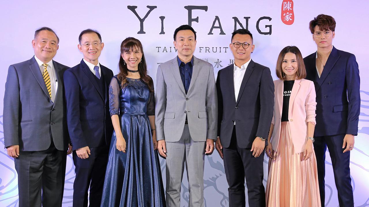 ดื่มเพลิน วิเชียร อัศววรฤทธิ์ และ จอร์จ เคอ จัดงานเปิดร้าน Yi Fang Fruit Tea แบรนด์เครื่องดื่มชาผลไม้อันดับหนึ่งจากไต้หวัน โดยมี ปัญญาภรณ์ เชาวน์รัตน์, จารุวรรณ งาพานิชวัฒน์, ดร.สมจินต์ ศรไพศาล และ มนตรี ศรไพศาล มาร่วมงานด้วย ที่ศูนย์การค้าสามย่านมิตรทาวน์ วันก่อน.