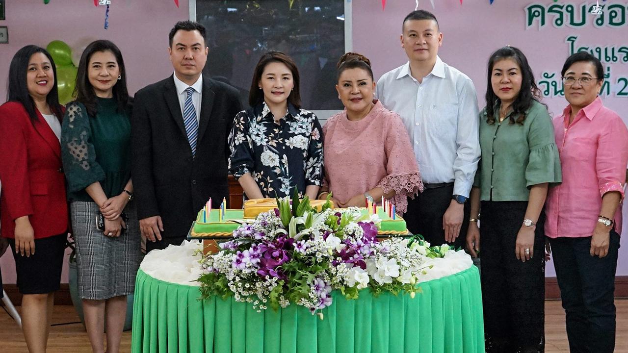 27ปี ฐิติมา ถิรกิจพงศ์ กรรมการผู้จัดการโรงแรมดิ เอมเมอรัลด์ เป็นประธานตัดเค้กในโอกาสฉลองโรงแรมครบรอบ 27 ปี โดยมี สุรภา ถิรกิจพงศ์, ปัญญา ถิรกิจพงศ์, รสสุคนธ์ ผดุงชัยภูมิไทย และ สรินธร กาญจนทวี มาร่วมงานด้วย ที่ห้องอัญมณี โรงแรมดิ เอมเมอรัลด์ วันก่อน.