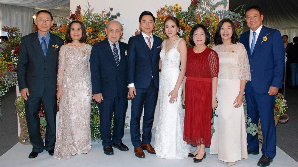 วิวาห์ชื่นมื่น สมชาย กรุสวนสมบัติ เป็นประธานในงานวิวาห์ระหว่าง ฑิภรัตน์ บุตรี เข็มทัศน์–วราภรณ์ มนัสรังษี กับ พรเลิศ บุตร วิรัตน์–สายใจ เจียมจรัสรังษี โดยมี สุมาลี กรุสวนสมบัติ มาร่วมอวยพรด้วย ท่ามกลางบรรยากาศของความชื่นมื่น ที่บ้านปาร์คนายเลิศ วันก่อน.