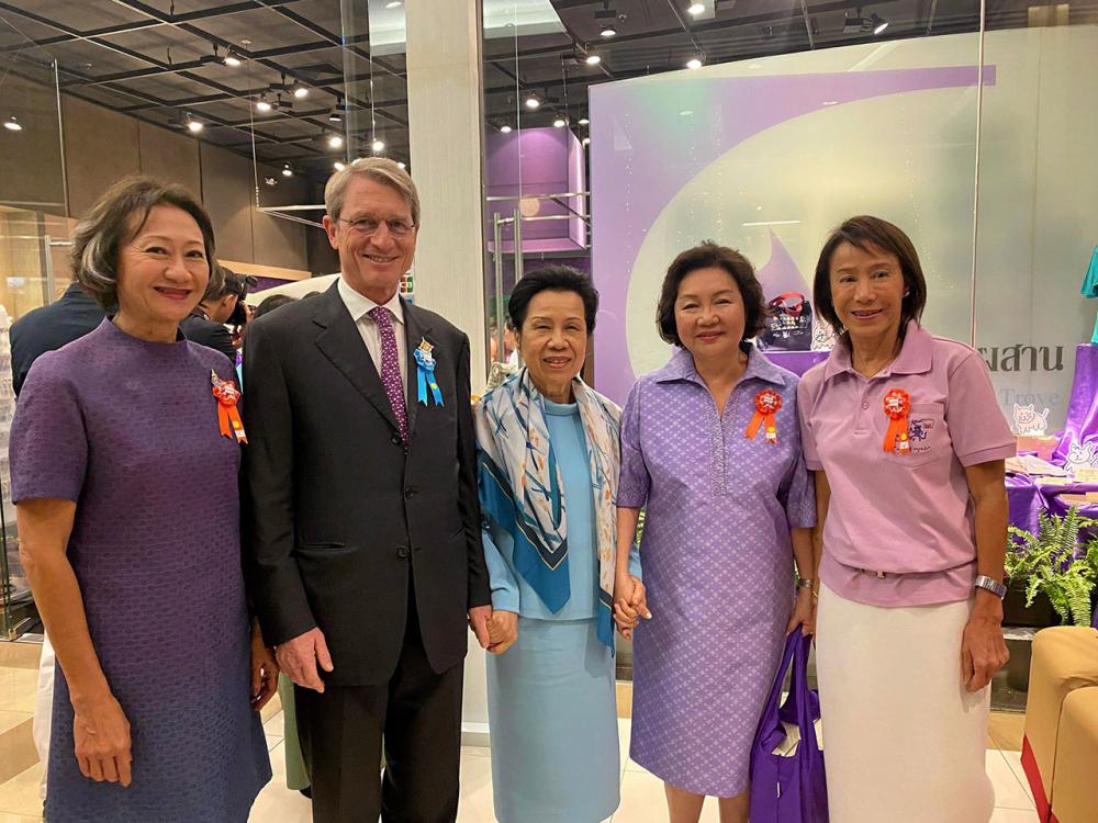 กฤษณา อัมพุช, ดร.ฮาราลด์ ลิงค์, คุณหญิงวรรณา สิริวัฒนภักดี , เกตนา อัสสรัตน์ และศุภลักษณ์ อัมพุช.