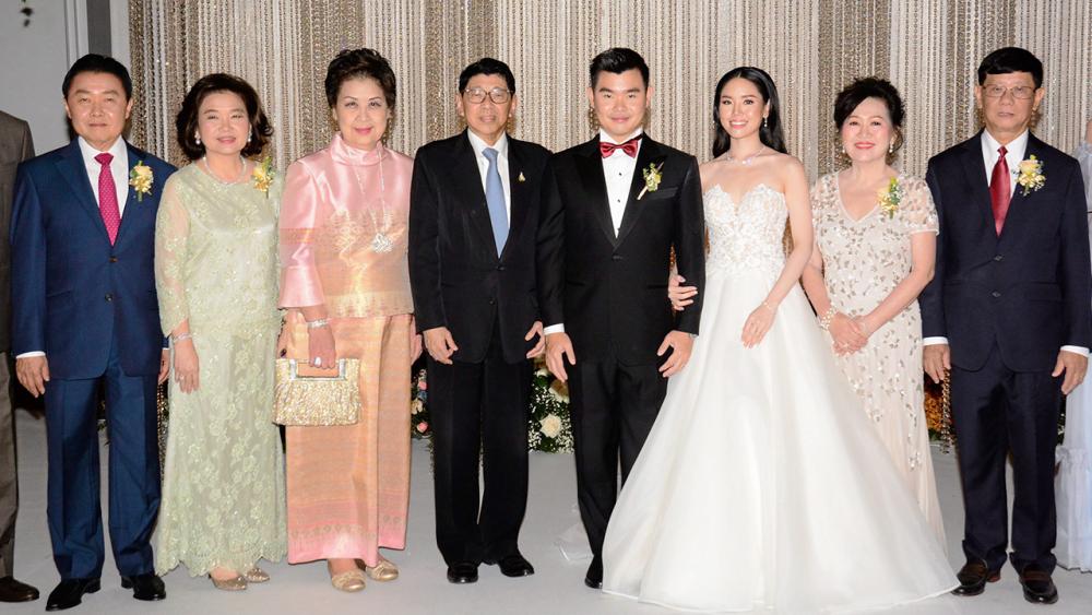วิวาห์ชื่นมื่น - ดร.วิษณุ เครืองาม รองนายกรัฐมนตรี เป็นประธานในงานวิวาห์ระหว่าง เจสซิก้า บุตรี สุพจน์-ปิยะรัตน์ จันทรงาม กับ รัชพล บุตร กรพจน์-อัญชนา อัศวินวิจิตร โดยมี วัชราภรณ์ เครืองาม มาร่วมอวยพรด้วย ที่ห้องแกรนด์ บอลรูม โรงแรมแกรนด์ ไฮแอท เอราวัณ ค่ำวันก่อน.