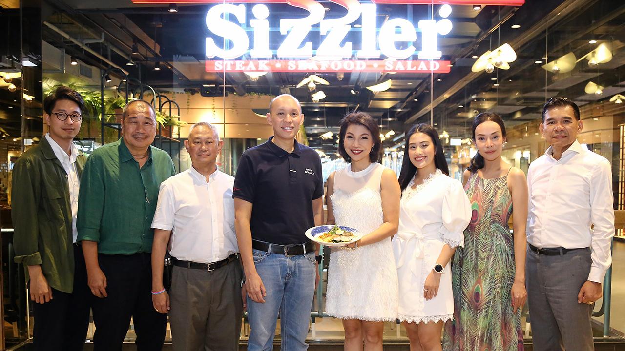 หม่ำเพลิน - กรีฑากร ศิริอัฐ และ นงชนก สถานานนท์ เปิดตัวเมนู เซตสเต๊กปลากะพง เสิร์ฟพร้อมของหวานโฮมเมดโยเกิร์ตมะพร้าวและเครื่องดื่มน้ำสกัดเย็น 6 รสชาติ โดยมี กนกรส กิตติขจร, จันทมน แย้มพันธุ์ และ มีรัชต รุจิณรงค์ มาร่วมชิมด้วย ที่ร้านซิซซ์เล่อร์ สยามเซ็นเตอร์ วันก่อน.