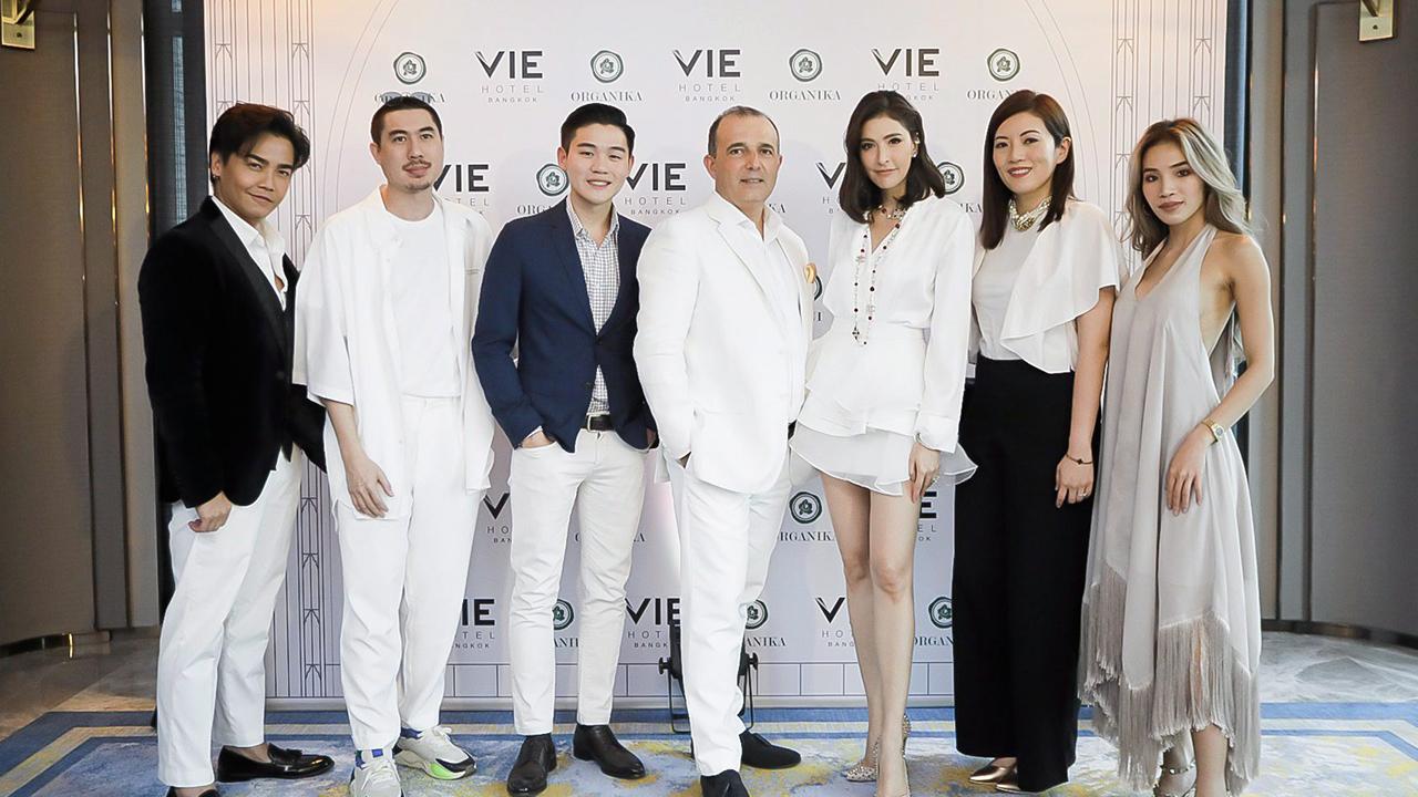 เชิญครับ - วิชญะ พูลวรลักษณ์, นิโคลัส เพ็ท และ ศรีริต้า เจนเซ่น จัดงานเปิด “วี สปา บาย ออกานิก้า” สปาสุดเอกซ์คลูซีฟรังสรรค์กรรมวิธีในการให้บริการปรนนิบัติอย่างเหนือระดับ โดยมี ภฤศธร สกุลไทย, จอยซ์ ออง และ มนัสนันท์ นาคลดา มาร่วมงานด้วย ที่โรงแรมวี วันก่อน.